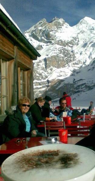Cappuccino am Hotel Oeschinensee