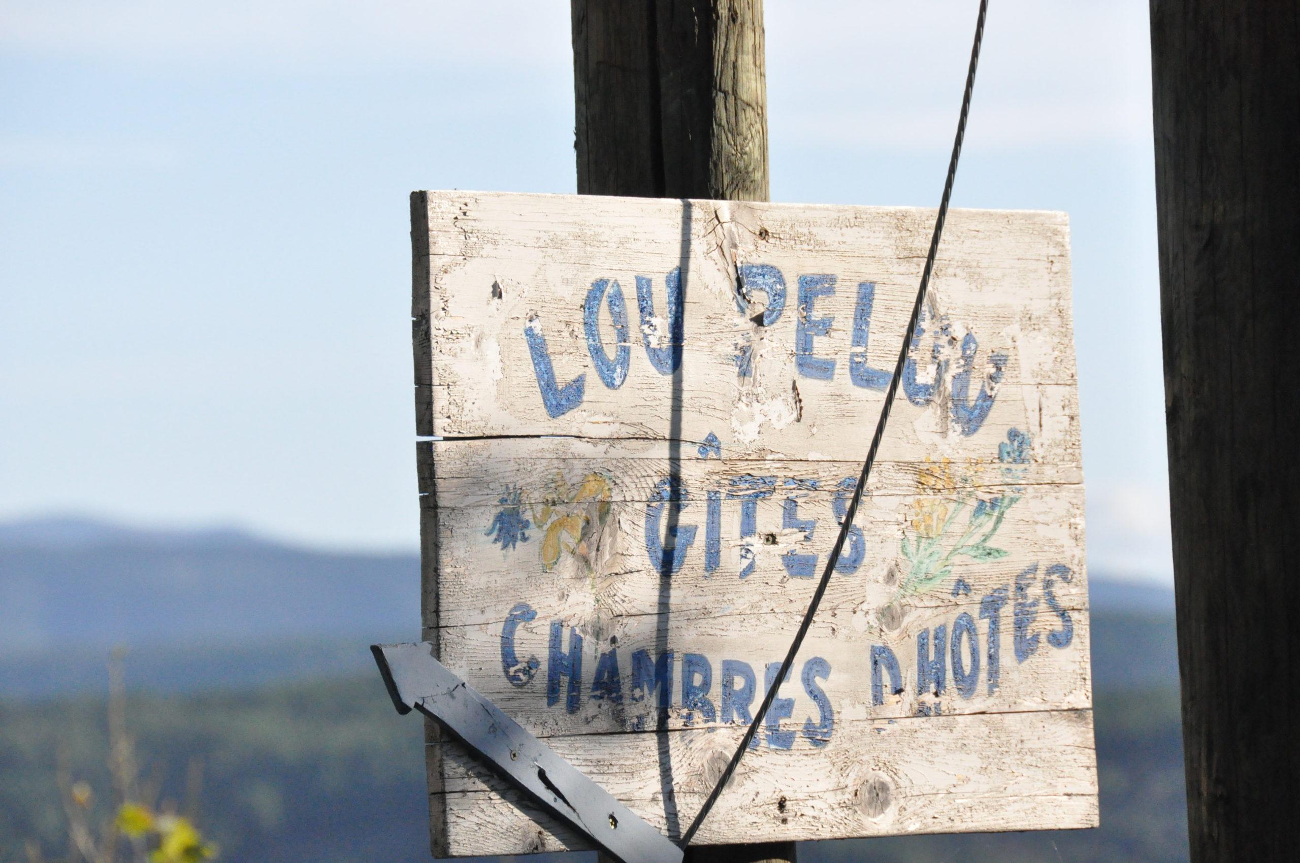 Hinweisschild zum Lou Pelou
