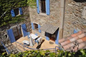 Terrasse im Innenhof von Lou Pelou