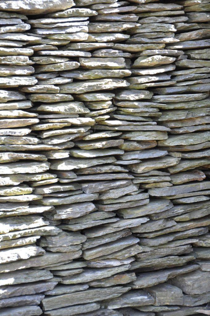 Wand aus Schindeln in Thines