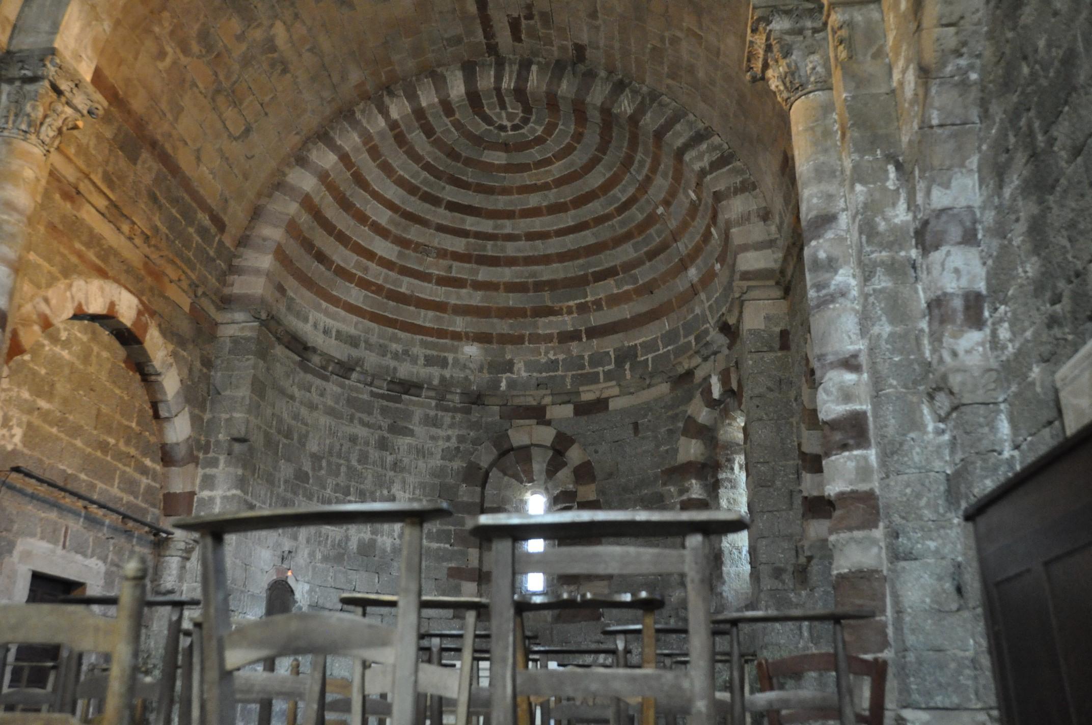 Das Innere der Kirche Notre Dame de Thines