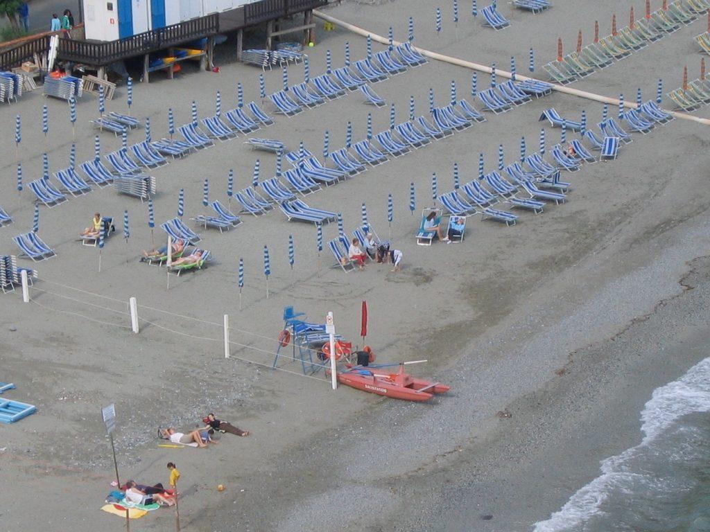 Liegestühle am Strand von Monterosso